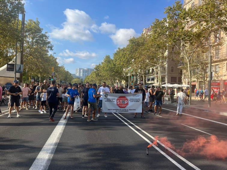 Petards i bengales de fum a la protesta dels agents de la Guàrdia Urbana de Barcelona