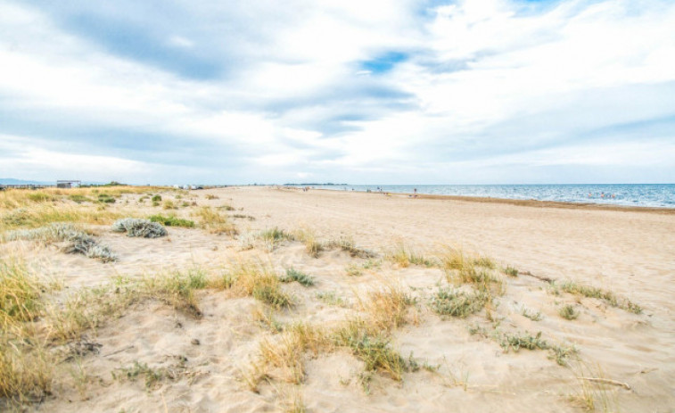 Rescaten un surfista a La Ràpita després de quedar atrapat al mar