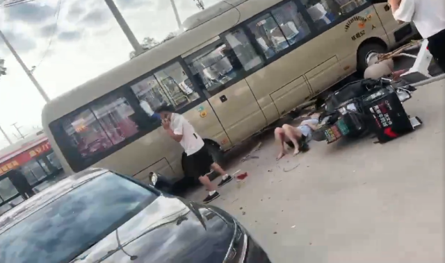 Atropellament múltiple: un autobús escolar mata 11 persones, entre ells 5 nens