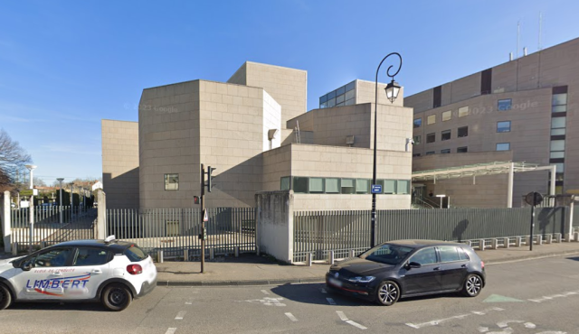 La filla de l'home que va reclutar desenes de persones per violar la seva dona abandona el judici