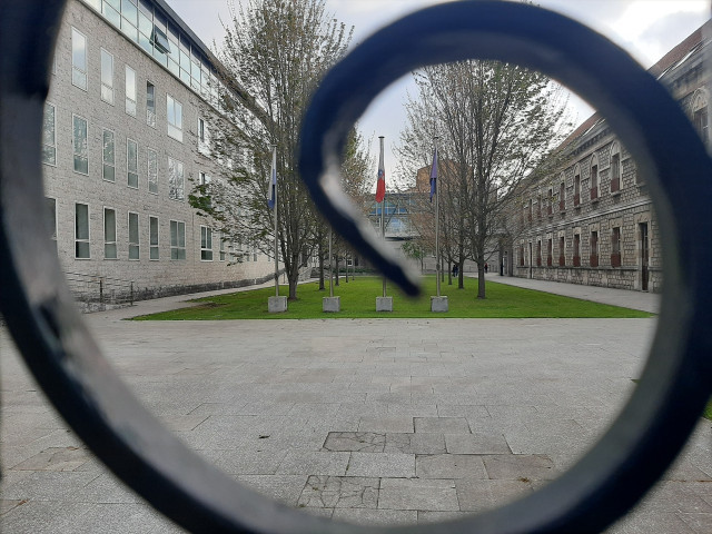 A judici per instal·lar càmeres al bany i un dormitori del pis que volia llogar a quatre dones