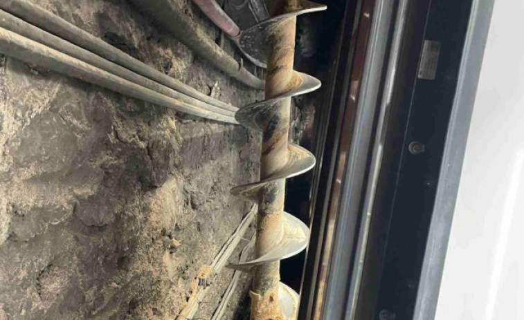 Impressionants imatges d´una tuneladora a punt de travessar un vagó del Metro de Barcelona