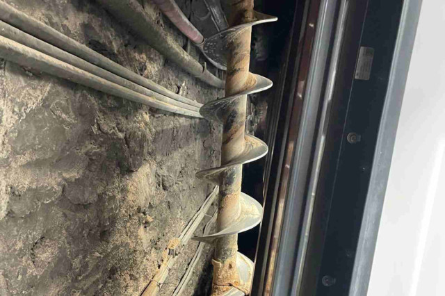 Impressionants imatges d´una tuneladora a punt de travessar un vagó del Metro de Barcelona