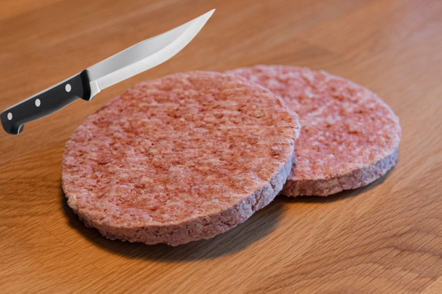 Mor un home en apunyalar-se sense voler mentre intentava separar hamburgueses congelades