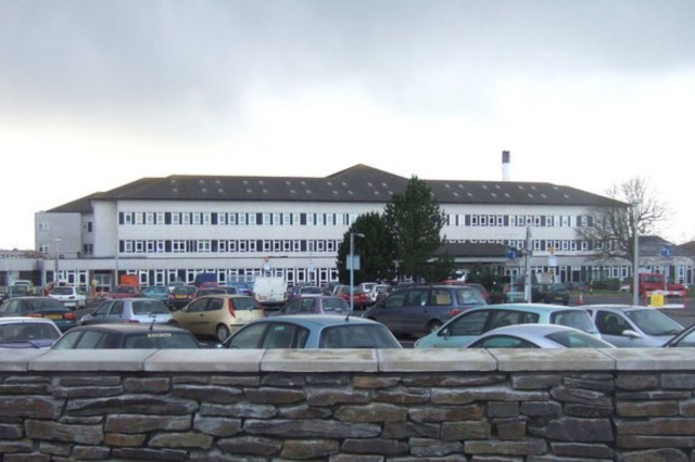 Una dona atropella un nadó de vuit mesos als afores d'un hospital i el mata