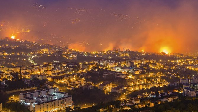 Un foc sense control avança cap al nucli històric de la capital de Madeira