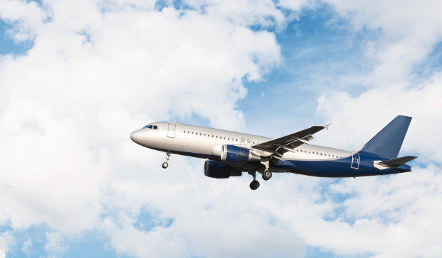 Multen una parella per masturbar-se a l'avió davant d'un nen