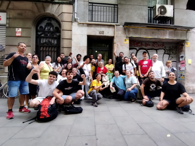 Miracle a Sants: aconsegueixen aturar el desallotjament d'una dona de 75 anys amb càncer