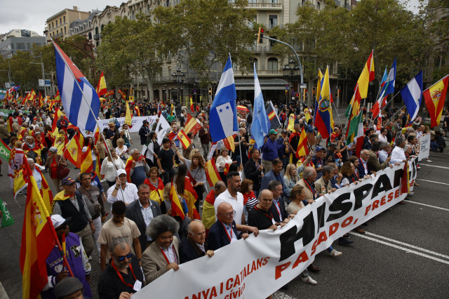 Unes 500 persones es manifesten pel 12 d'octubre a Barcelona, convocades per 'Cataluña Suma'