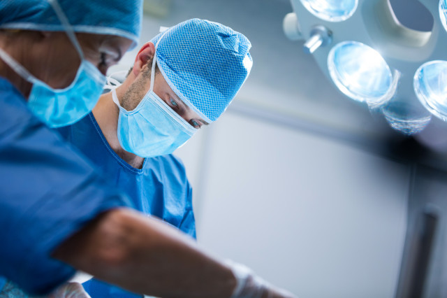 Surgeonsperformingoperationoperationroom
