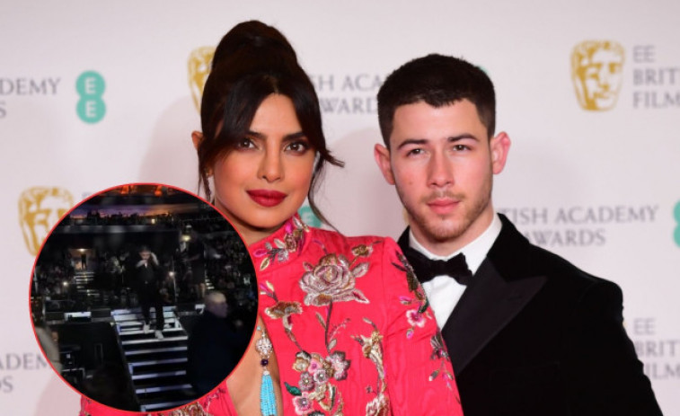Nick Jonas, obligat a sortir corrent de l'escenari després que l'apuntessin amb un làser