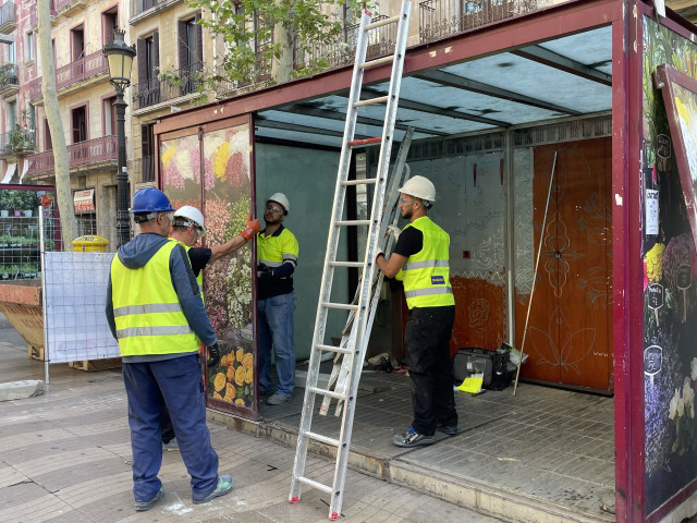 Barcelona renova la Rambla: Retiren set parades de floristes