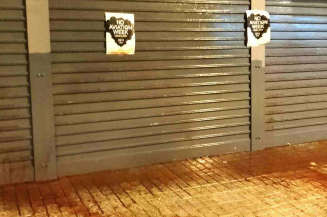 Atac a la seu del PSC a Barcelona: llancen pintura vermella en protesta contra l'Aviation Week