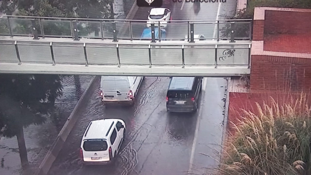 VÍDEO: Els tolls d'aigua a la B-10 a la sortida de Barcelona posen en alerta els conductors