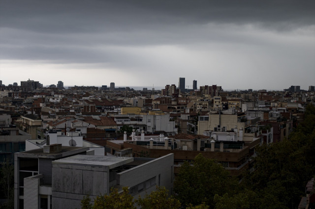 Impressionants imatges de les primeres inundacions a Barcelona: la ciutat entra en alerta màxima