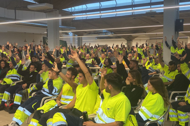 Estibadors de Barcelona envien 11 camions amb material sanitari i d'emergències a València