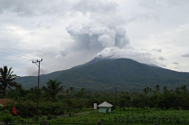 Pugen a deu els morts per l'erupció del volcà Lewotobi a Indonèsia