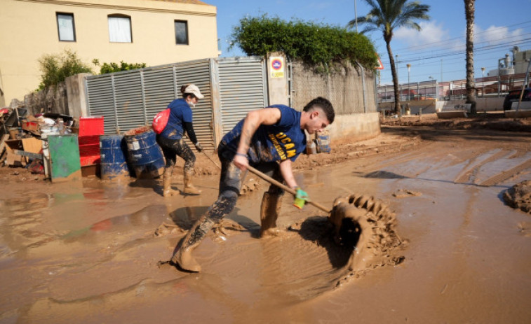 Les tasques de neteja de fang als garatges afectats per la dana 