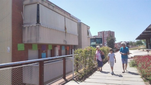 Veïns de Sants lamenten la manca d'intimitat per la nova rambla davant els seus balcons