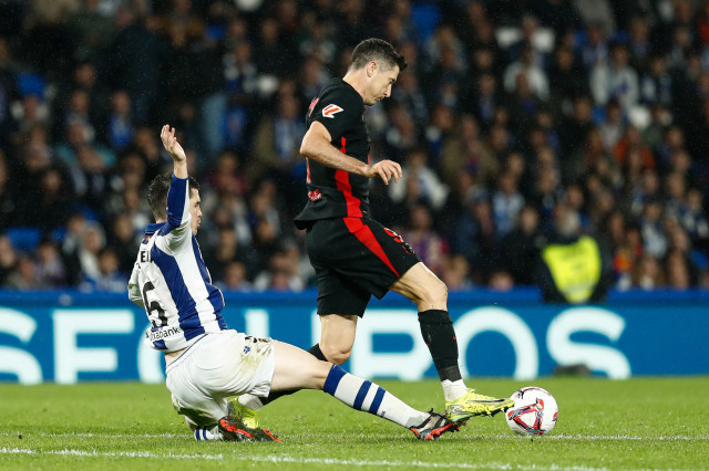 EuropaPress 6333479 urko gonzalez zarate of real sociedad and robert lewandowski of fc
