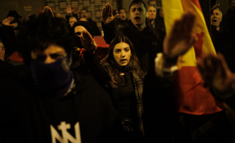 El feixisme s'apodera de Madrid: mans alçades i el 'Cara al Sol' davant de Ferraz