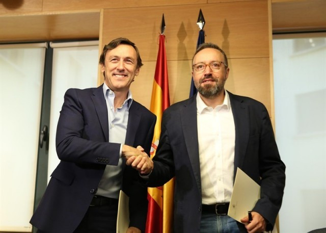 Hernando i Girauta rubriquen el pacte de 50 pàgines de PP i Ciutadans