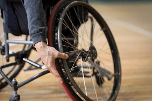 Dues persones amb paraplegia aconsegueixen tornar a caminar: aquest ha estat el mètode per fer 'màgia'