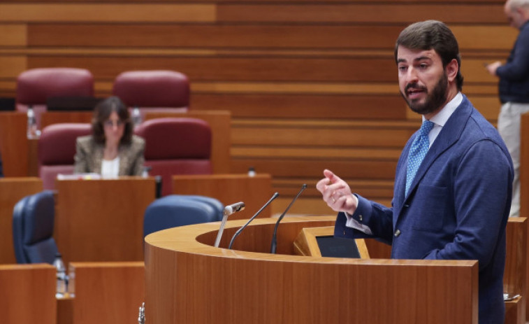 VOX amenaça el PP, insulta el PSOE i enalteix Franco
