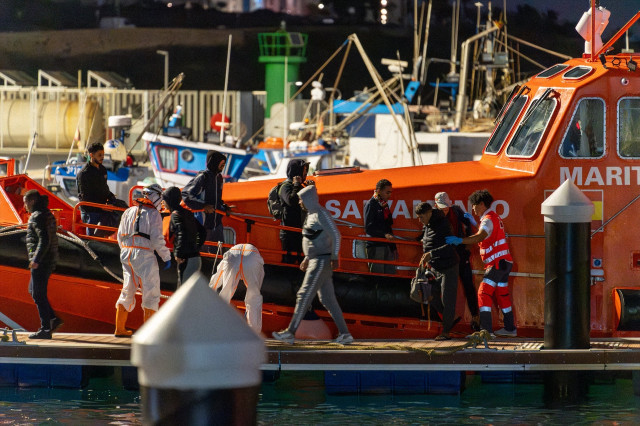 EuropaPress 6220284 llegada varios migrantes ser rescatados salvamento maritimo muelle puerto