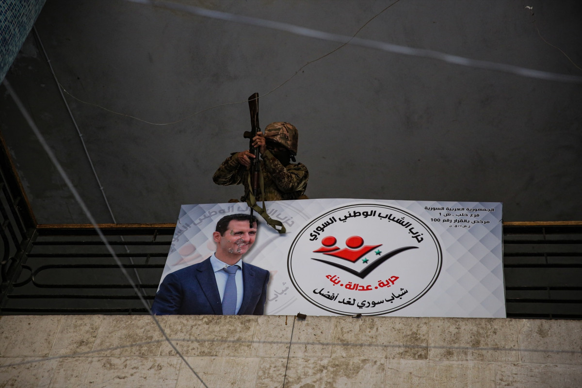 EuropaPress 6392814 december 2024 aleppo syria 01 december 2024 an opposition fighter pointing (1)
