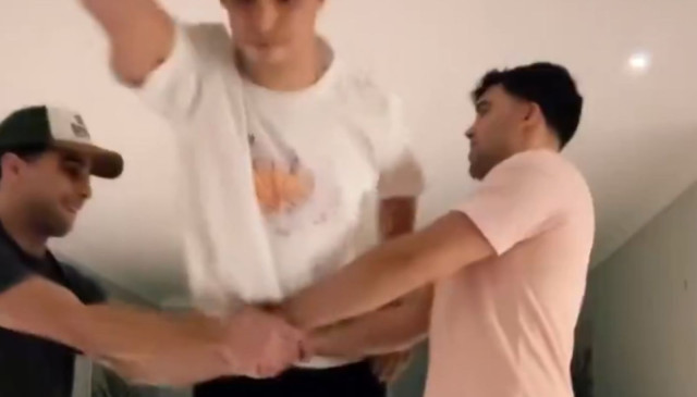 El repte 'Superman' de TikTok alerta els Mossos: En què consisteix aquesta perillosa pràctica?