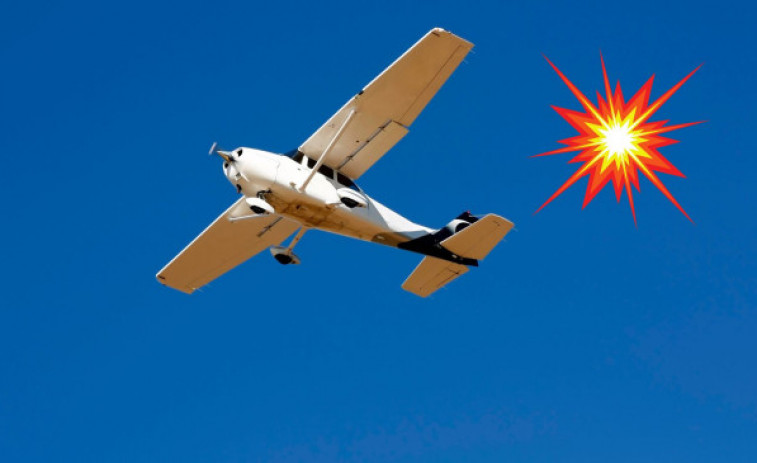 El pilot d'una avioneta aterra d'emergència en una carretera i s'estrella contra tres cotxes