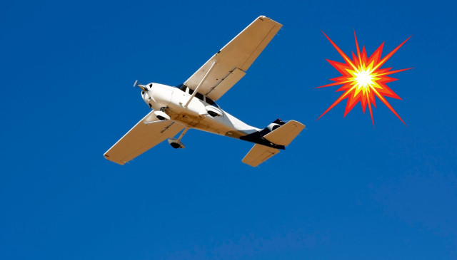 El pilot d'una avioneta aterra d'emergència en una carretera i s'estrella contra tres cotxes