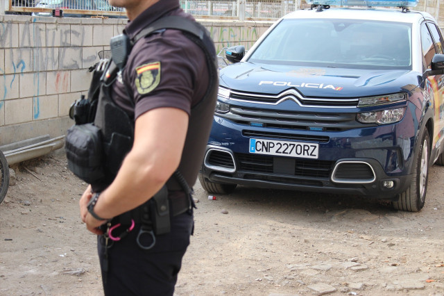 EuropaPress 6166977 imagen agente coche patrulla policia nacional 1