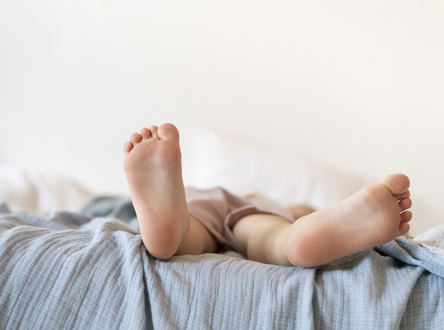 Compte! Aquesta pràctica comuna podria estar danyant els peus del teu nadó sense que ho sàpigues