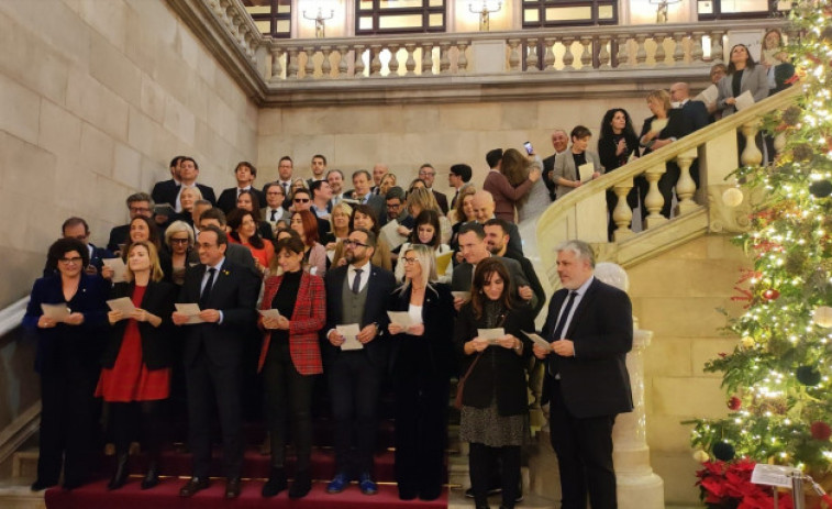 El Parlament dona la benvinguda al Nadal amb nadales, cava i torrons