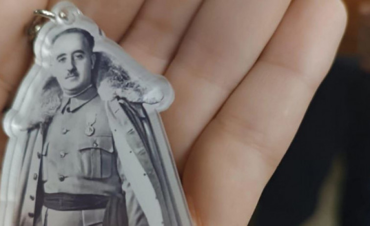 Polèmica a Jerez de la Frontera: denuncien el repartiment de clauers amb la imatge de Franco a nens