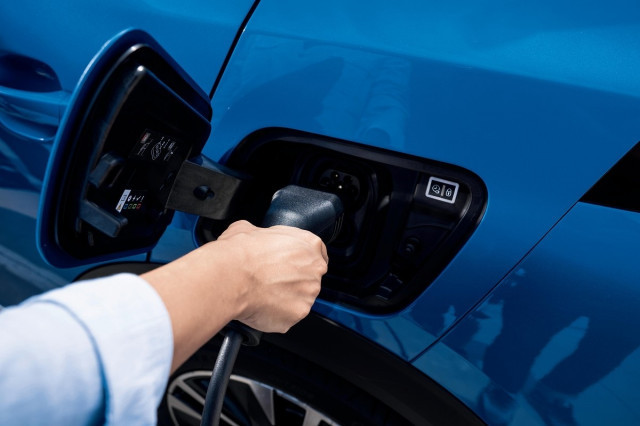 El Govern posa en circulació 820 vehicles de zero emissions i instal·la 634 punts de càrrega
