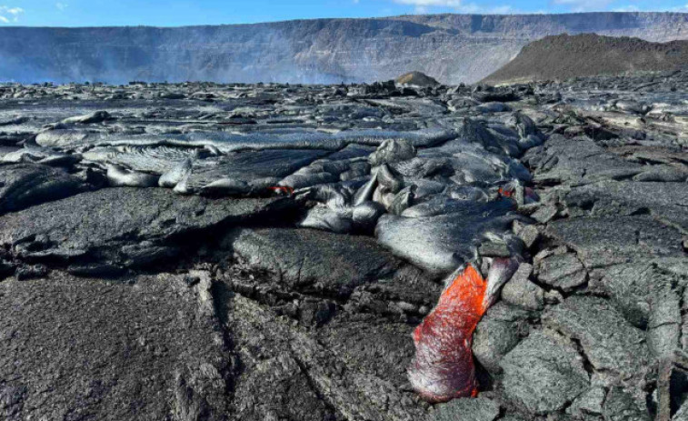 El volcà Kilauea de Hawaii entra en erupció amb fonts de lava de 80 metres