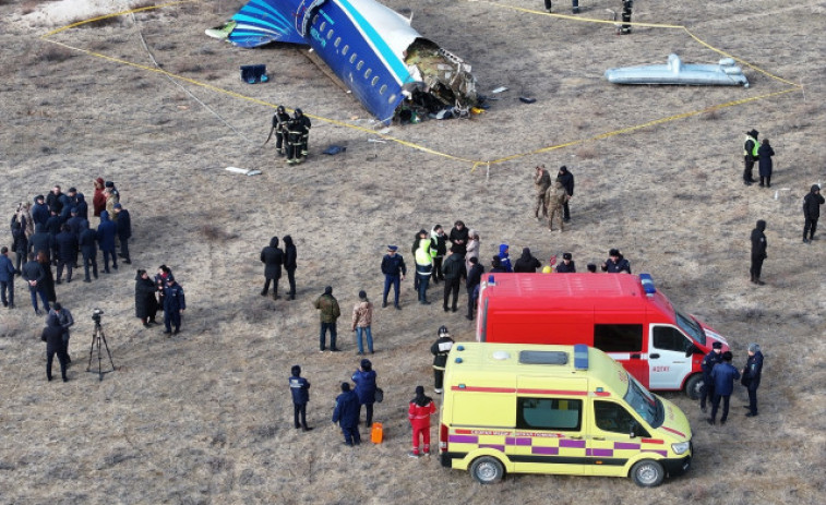 Almenys 38 morts i 29 ferits en estavellar-se un avió azerbaidjanès al Kazakhstan