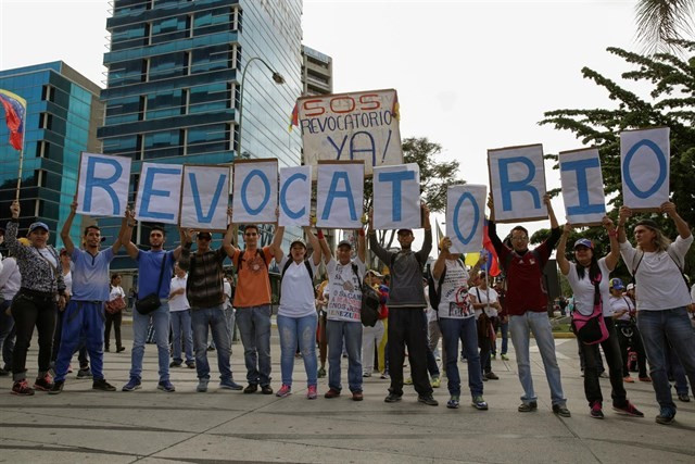 L'oposició veneçola pren Caracas per exigir el revocatori contra Maduro