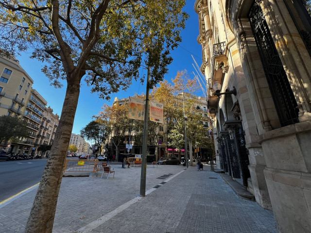 Barcelona reurbanitza la cantonada del carrer Aragó amb Bruc per guanyar espai per a vianants