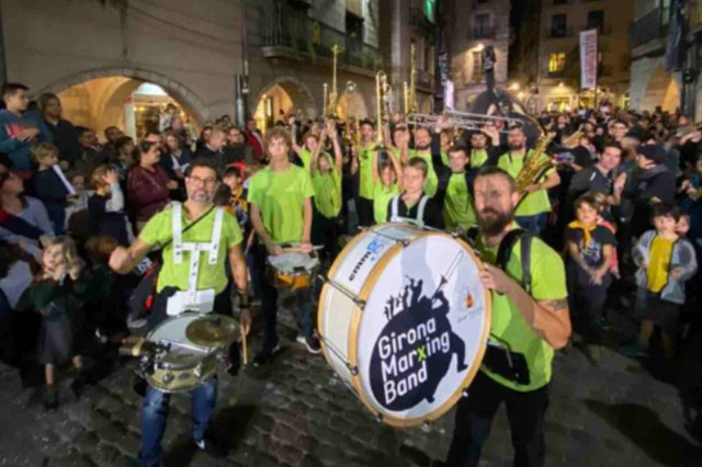 Rep el 2025 amb ritme a Girona: Celebra les campanades i gaudeix de la cercavila més festiva