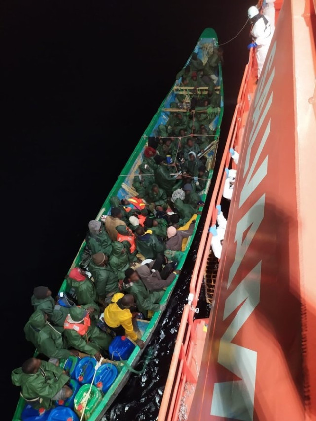 Interceptats dues piragües amb 159 migrants en aigües de Tenerife i Gran Canària