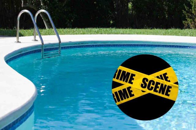 Un pare llança el seu fill de 2 anys a la piscina per 