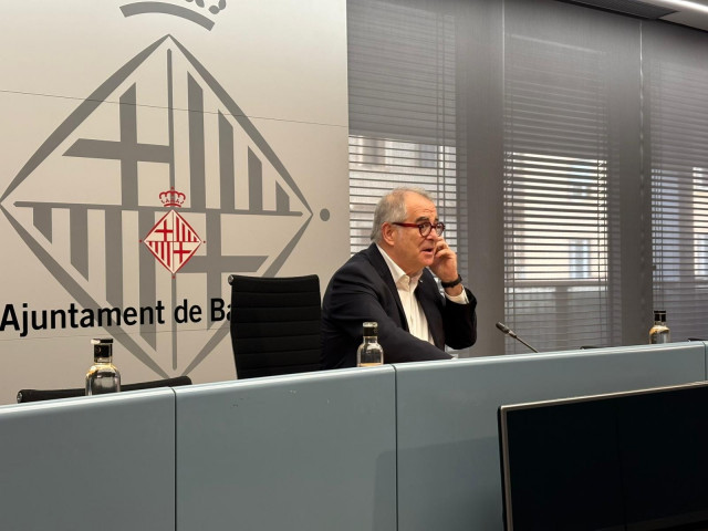 Collboni prorroga els Pressupostos i carrega contra els Comuns: 