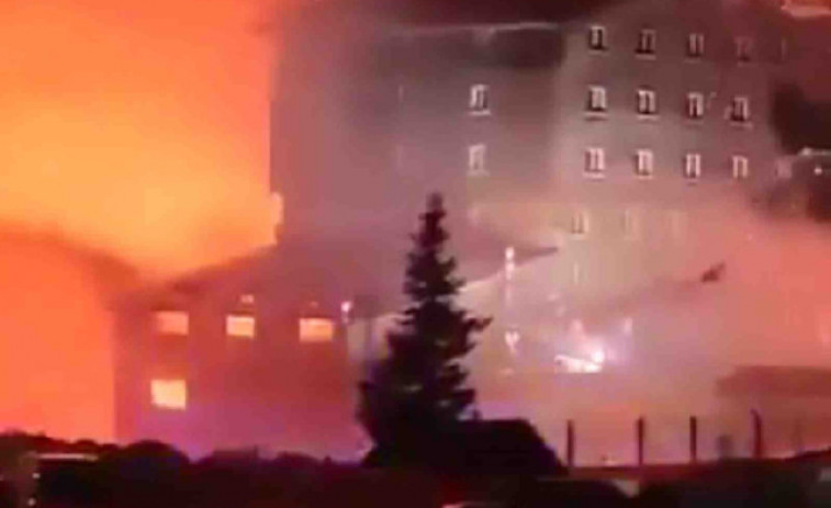 Almenys 66 morts a l'incendi d'un hotel amb hostes saltant per les finestres