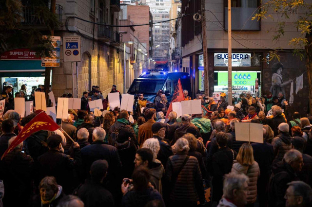 Protesta davant la seu de Junts a Barcelona per tombar el decret òmnibus: 