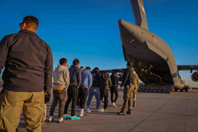 Comença la purga! El Govern de Trump publica imatges d'immigrants lligats amb cadenes