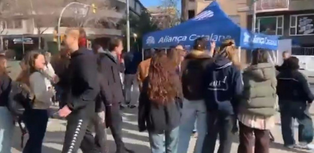 Arran Les Corts reivindica l'acció contra una carpa d'Aliança Catalana a Barcelona